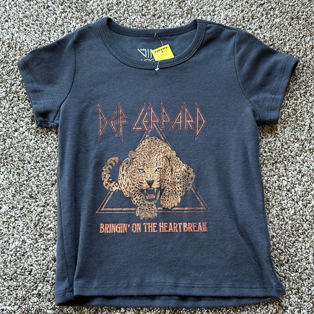 i’m selling this def leppard graphic tee